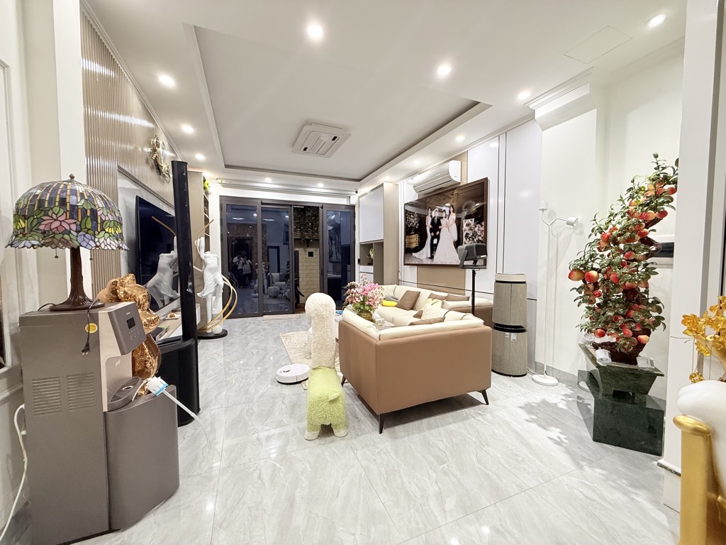 Bán nhà Tương Mai - diện tích 42m2 7 tầng - Đẹp lung linh, chỉ việc sách vali về ở - giá 15,7 tỷ