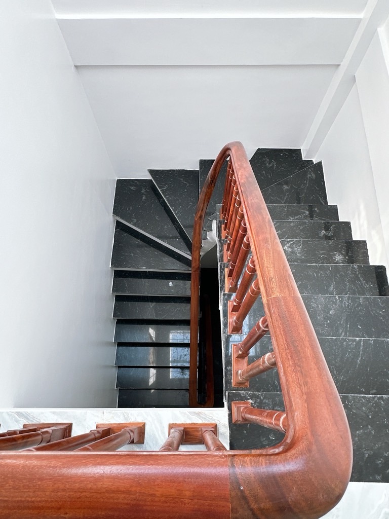 Bán nhà Đê Trần Khát Chân - diện tích 37m2 5 tầng - Nhà mới kính koong, giá 7,2 tỷ