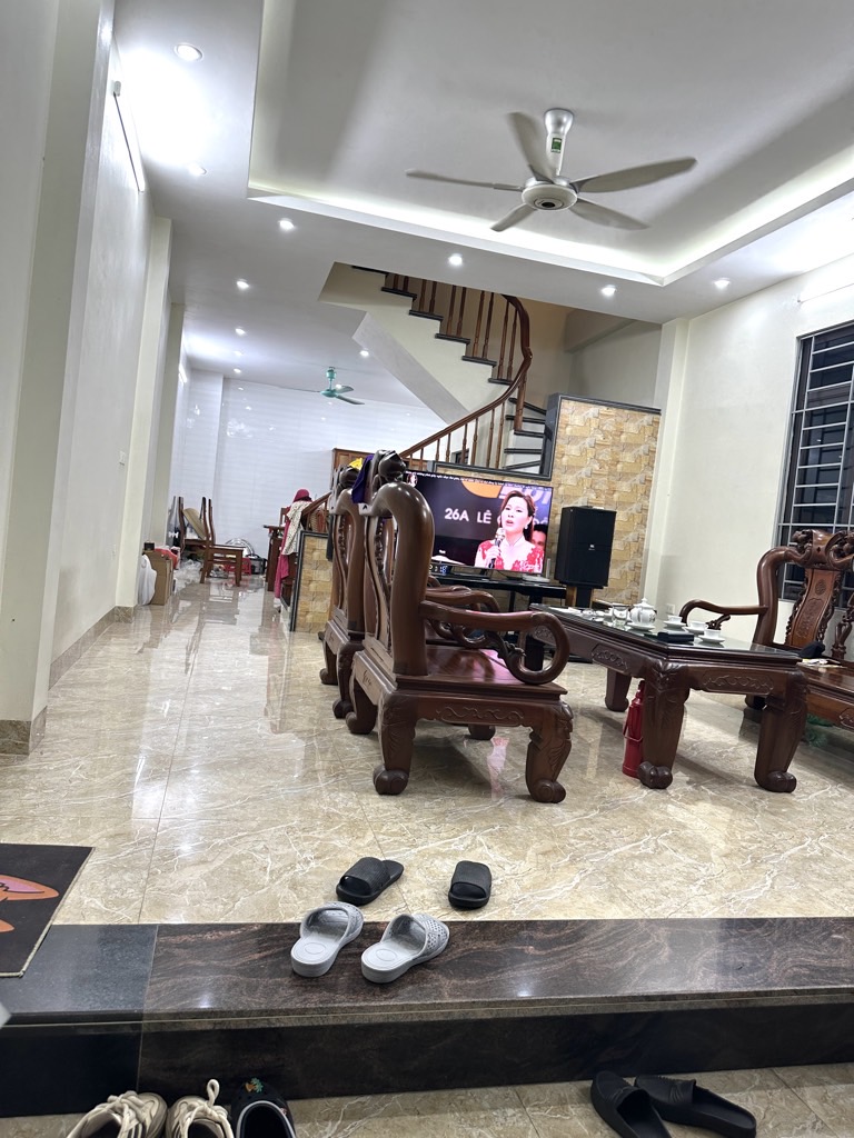 Bán nhà Vĩnh Hưng - diện tích 60m2 3 tầng - ô tô nhỏ lùi đít đỗ gần cửa - giá 12,6 tỷ