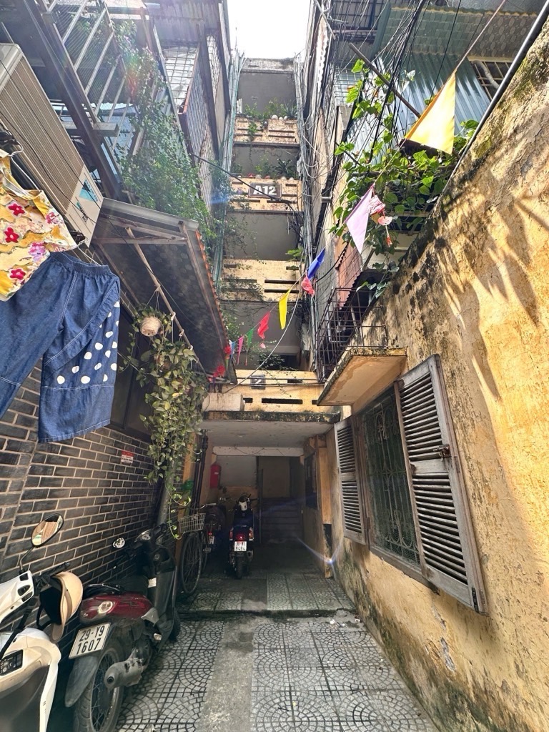 Bán nhà Nguyễn Quý Đức - diện tích 40m2 4 tầng - Ô tô dừng đỗ chân cầu thang - giá 2,3 tỷ