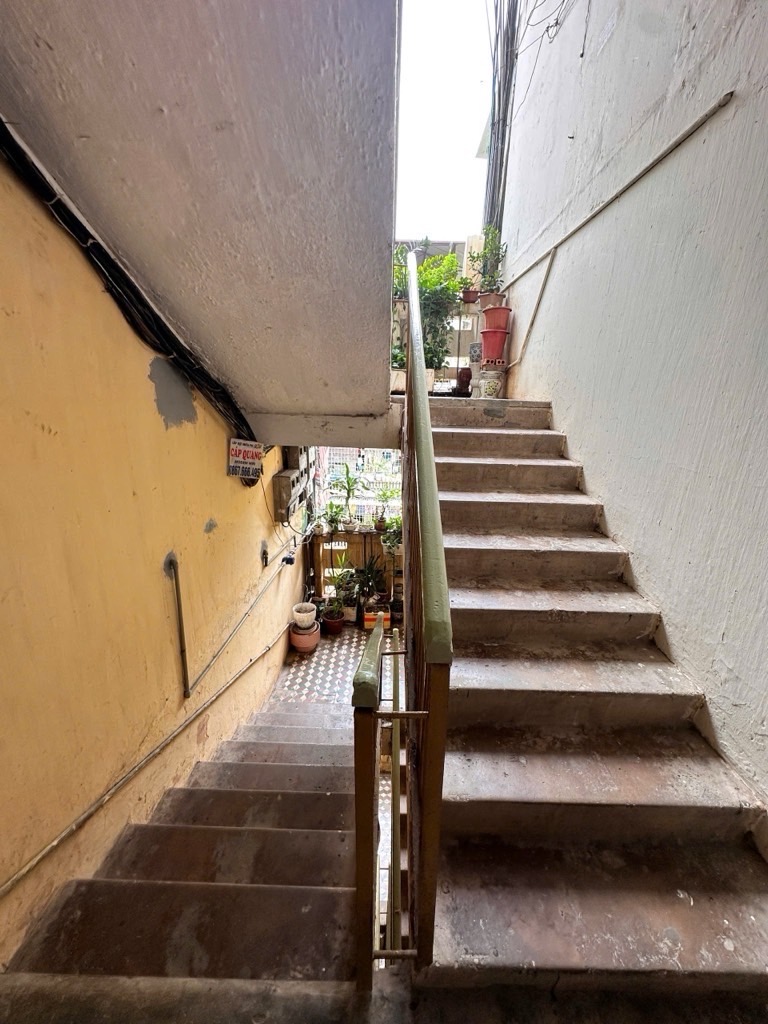 Bán nhà Nguyễn Quý Đức - diện tích 40m2 4 tầng - Ô tô dừng đỗ chân cầu thang - giá 2,3 tỷ