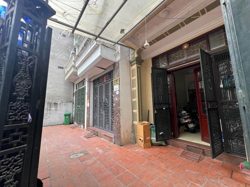 Bán nhà Đường Láng - diện tích 48.2m2 4 tầng - Ngõ ba gác, cách mặt phố chỉ 50m - giá 13,1 tỷ