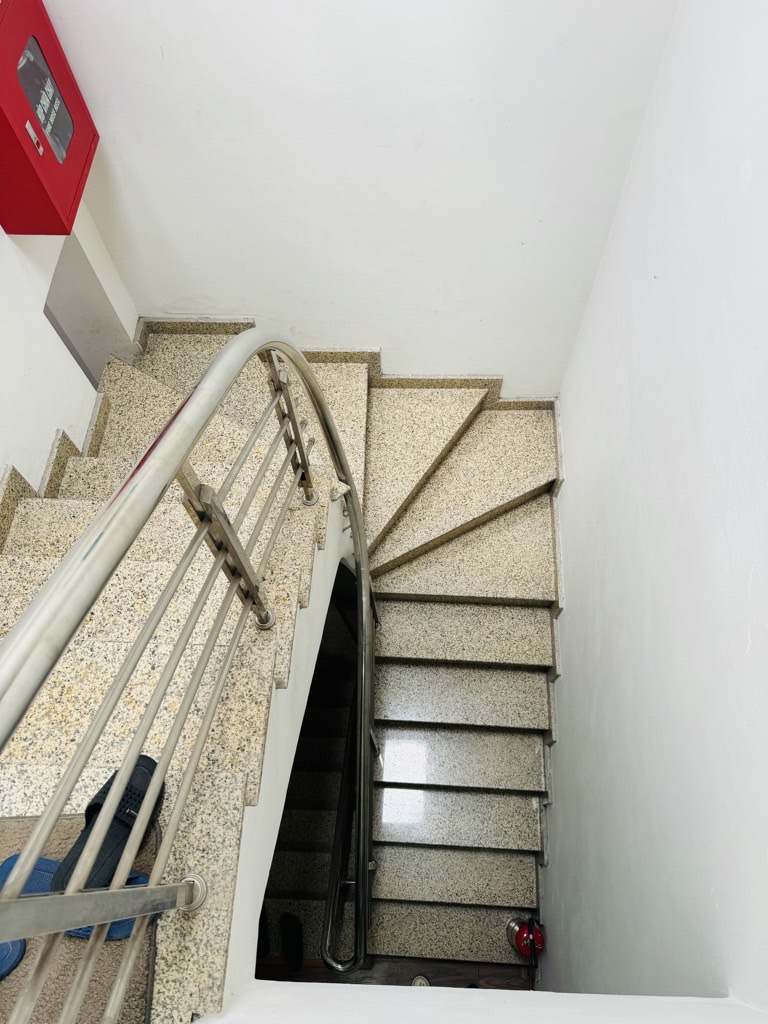 Bán nhà Quan Nhân - diện tích 75m2 6 tầng - Ô tô đỗ cửa - giá 24,5 tỷ