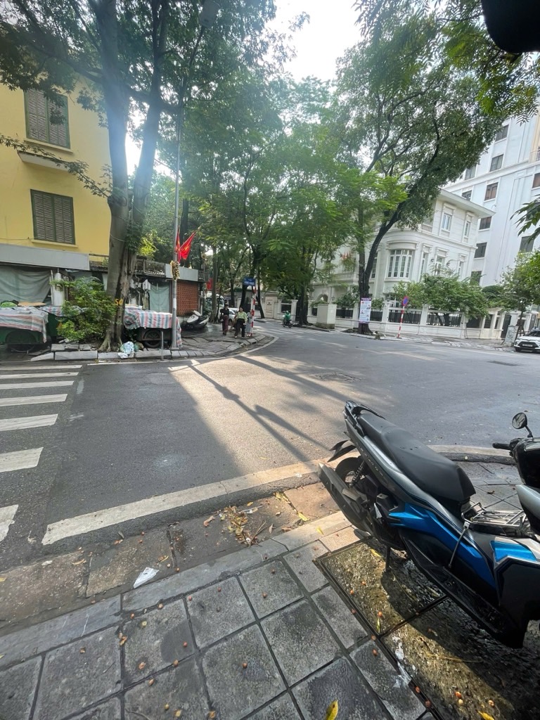 Bán nhà Hàng Chuối - diện tích 96m2 1 tầng - Mặt phố cổ kinh doanh sầm uất - giá 24 tỷ