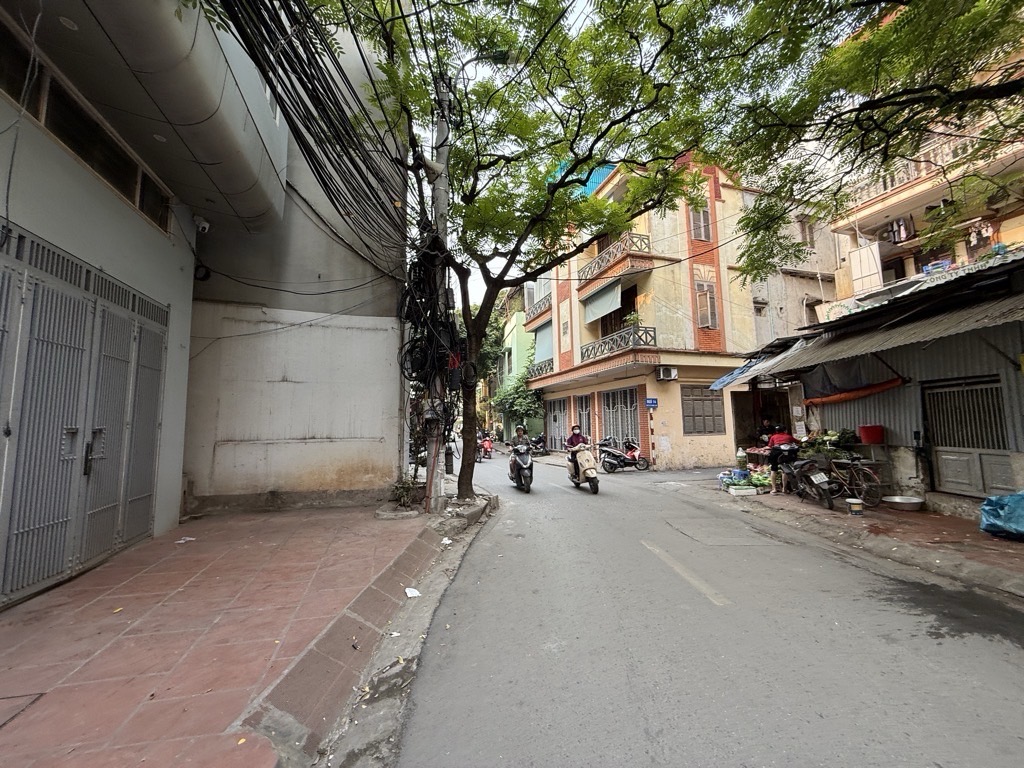 Bán nhà Cù Chính Lan - diện tích 43m2 4 tầng - MẶT PHỐ - KINH DOANH - VỈA HÈ - giá 18,2 tỷ