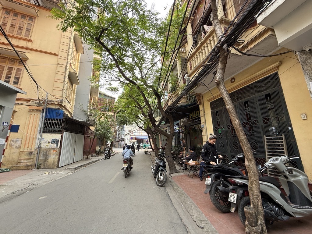 Bán nhà Cù Chính Lan - diện tích 43m2 4 tầng - MẶT PHỐ - KINH DOANH - VỈA HÈ - giá 18,2 tỷ