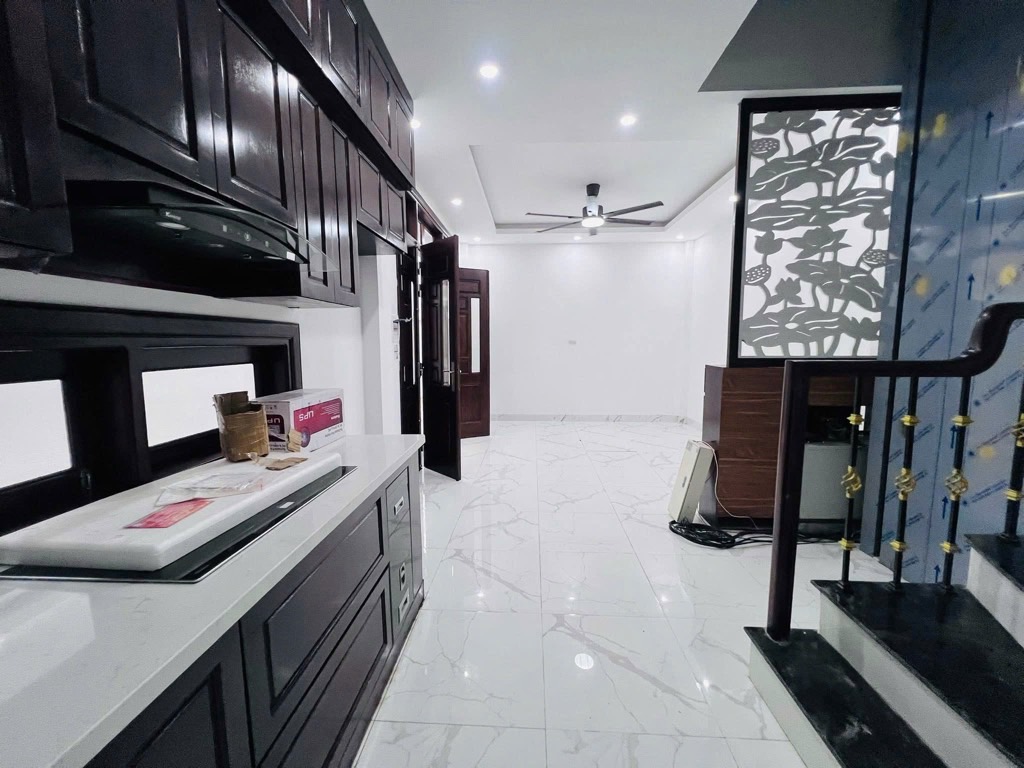 Bán nhà E Lò Đúc - diện tích 30m2 5 tầng - Thang máy - giá 11,2 tỷ