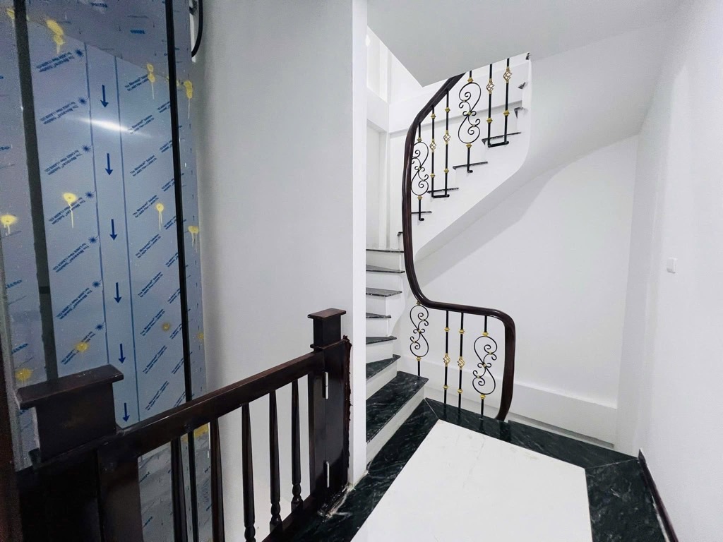 Bán nhà E Lò Đúc - diện tích 30m2 5 tầng - Thang máy - giá 11,2 tỷ