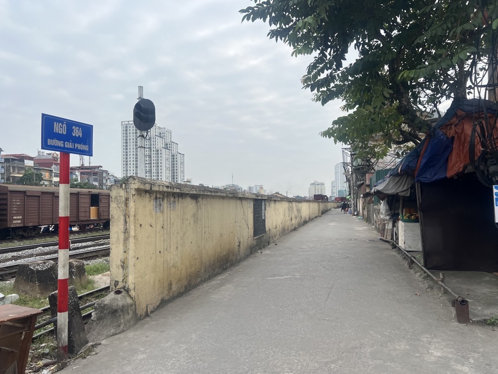 Bán nhà Giải Phóng - diện tích 72.4m2 1 tầng - ô tô qua nhà - giá 3,4 tỷ