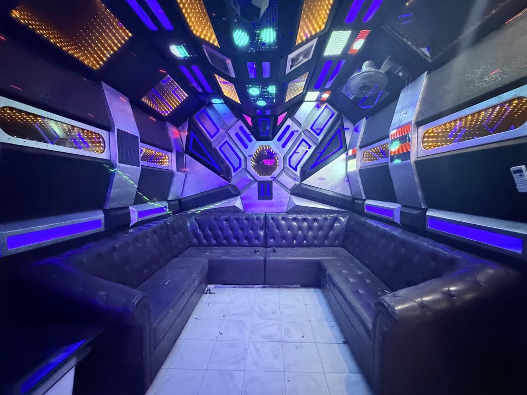 Bán nhà Nguyễn Khoái - diện tích 147m2 2 tầng - Ngõ to như phố Container - giá 23 tỷ