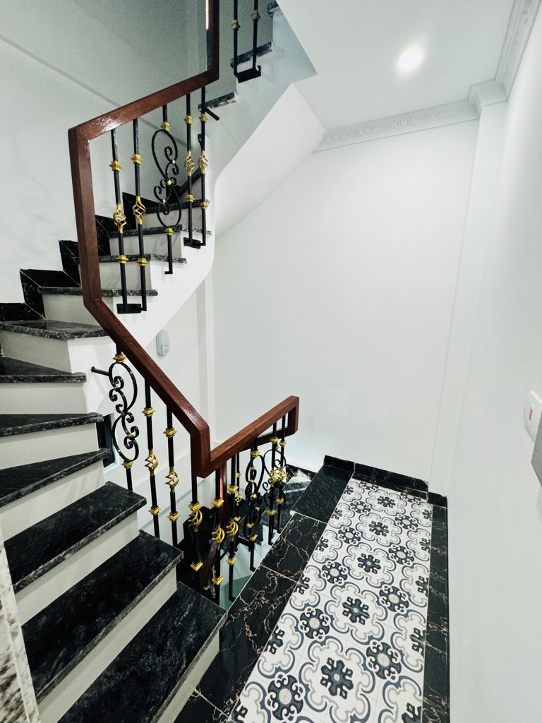 Bán nhà Thịnh Liệt - diện tích 31m2 6 tầng - Thang máy, ô tô tránh - giá 13,2 tỷ