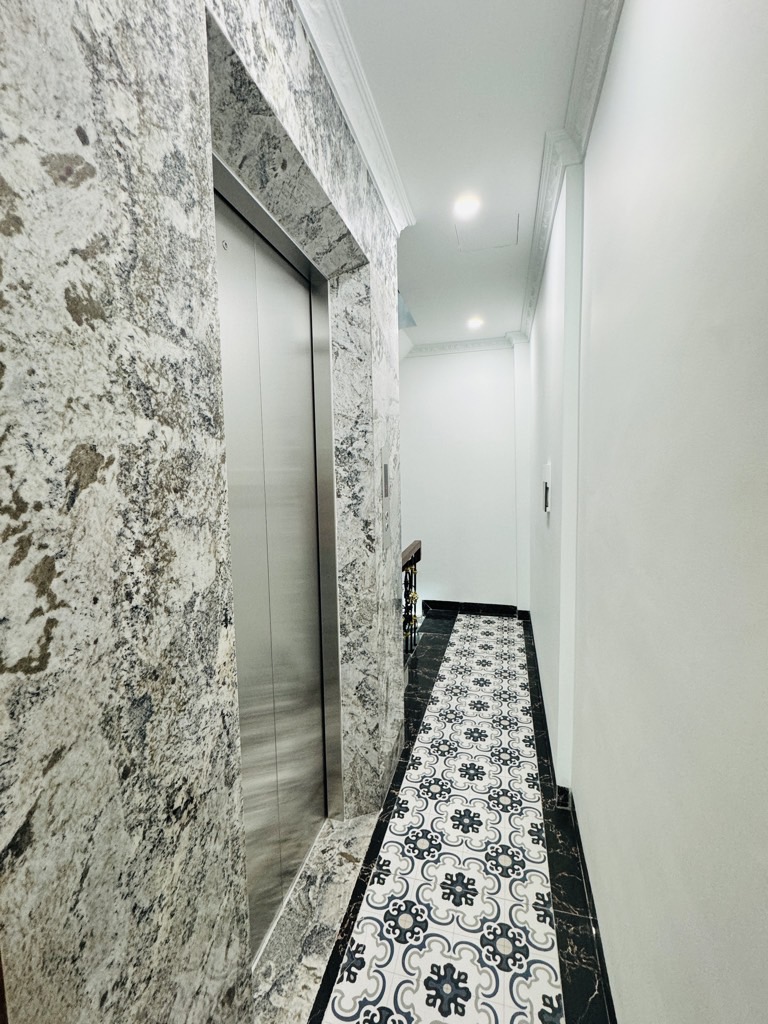 Bán nhà Thịnh Liệt - diện tích 31m2 6 tầng - Thang máy, ô tô tránh - giá 13,2 tỷ