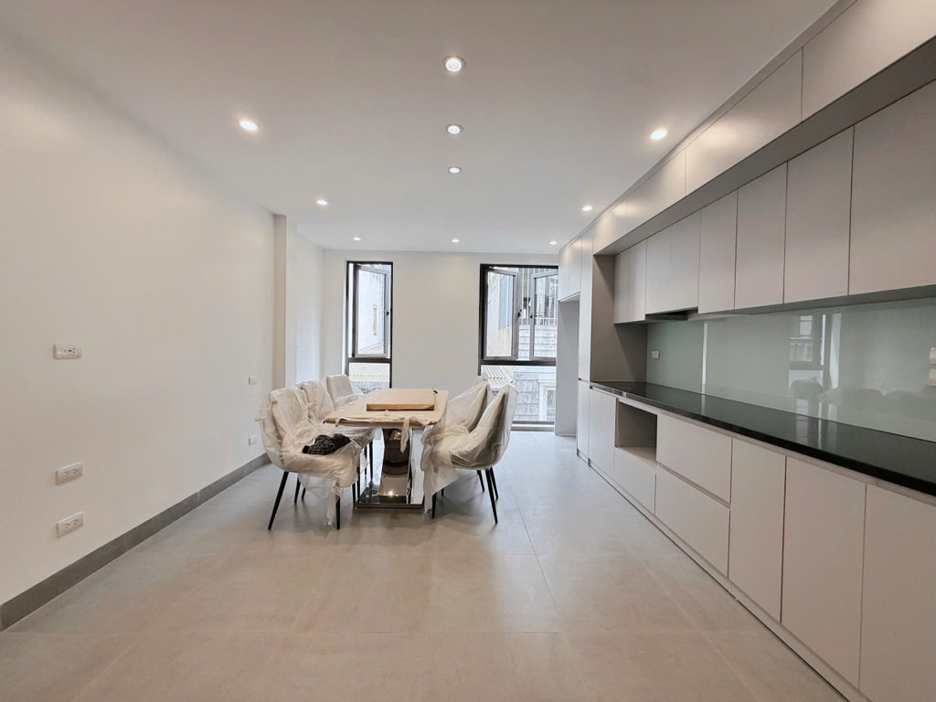 Bán nhà Kim Đồng - diện tích 36m2 7 tầng - Ô TÔ TRÁNH NHAU - giá 17,5 tỷ