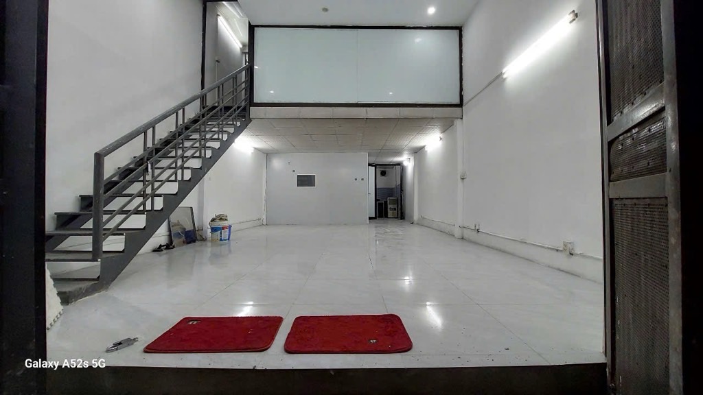 Bán nhà Định Công Thượng - diện tích 66.7m2 1 tầng - nhà đi được 2 mặt ngõ - giá 2,55 tỷ