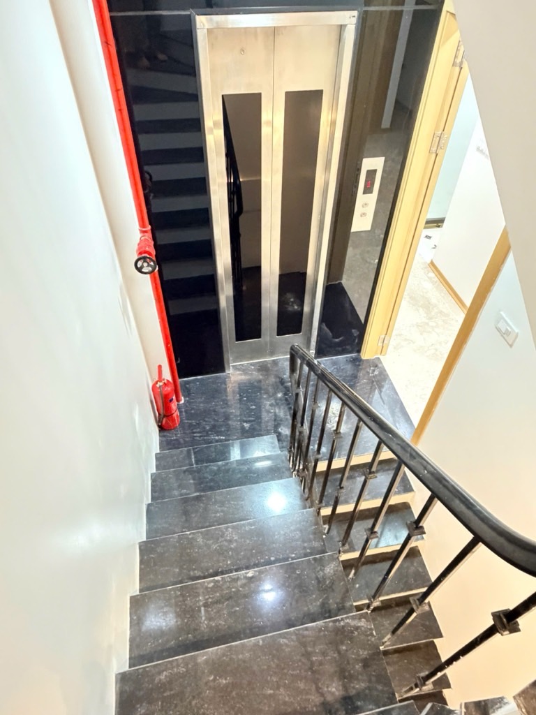 Bán nhà Lương Khánh Thiện - diện tích 40m2 6 tầng - Thang máy, cho thuê 600 triệu/năm - giá 12,38 tỷ