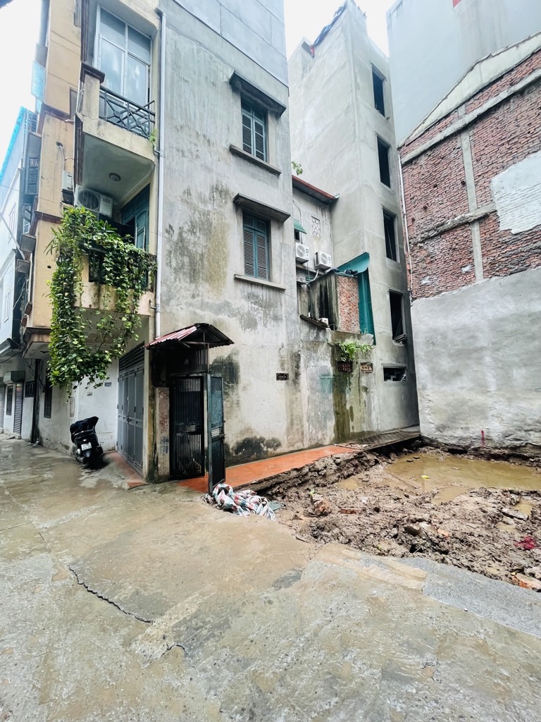 Bán nhà Yên Lạc - diện tích 47.9m2 3 tầng - Ô TÔ NGỦ TRONG NHÀ - giá 16,5 tỷ