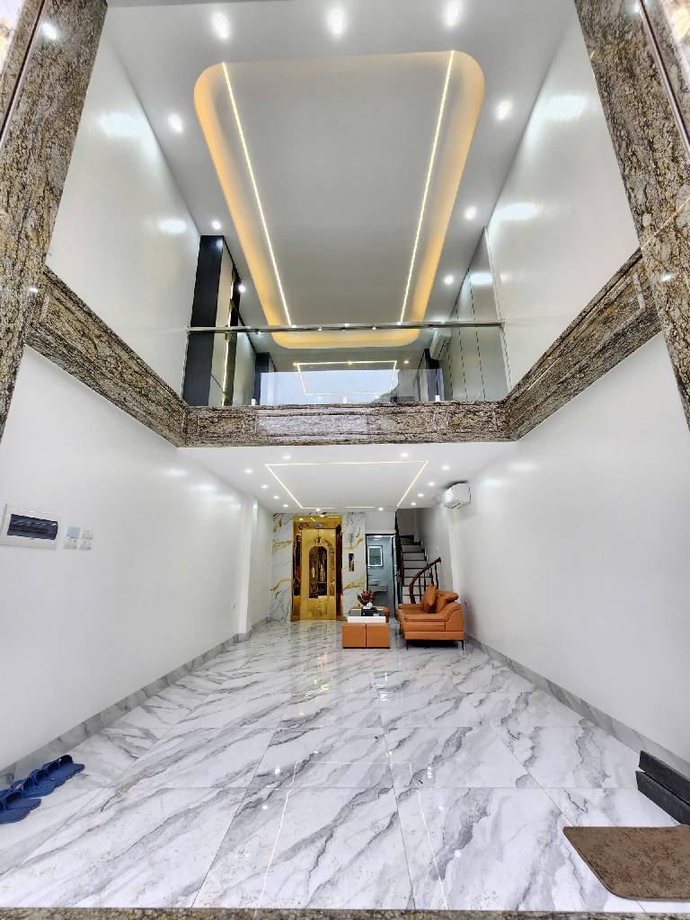 Bán nhà Hoàng Mai - diện tích 40m2 7 tầng - MẶT PHỐ - Ô TÔ TRÁNH - KINH DOANH - giá 19,3 tỷ