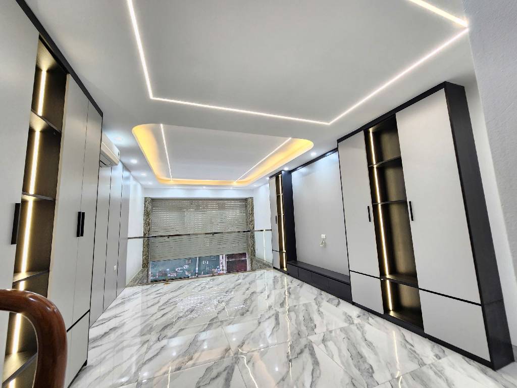 Bán nhà Hoàng Mai - diện tích 40m2 7 tầng - MẶT PHỐ - Ô TÔ TRÁNH - KINH DOANH - giá 19,3 tỷ