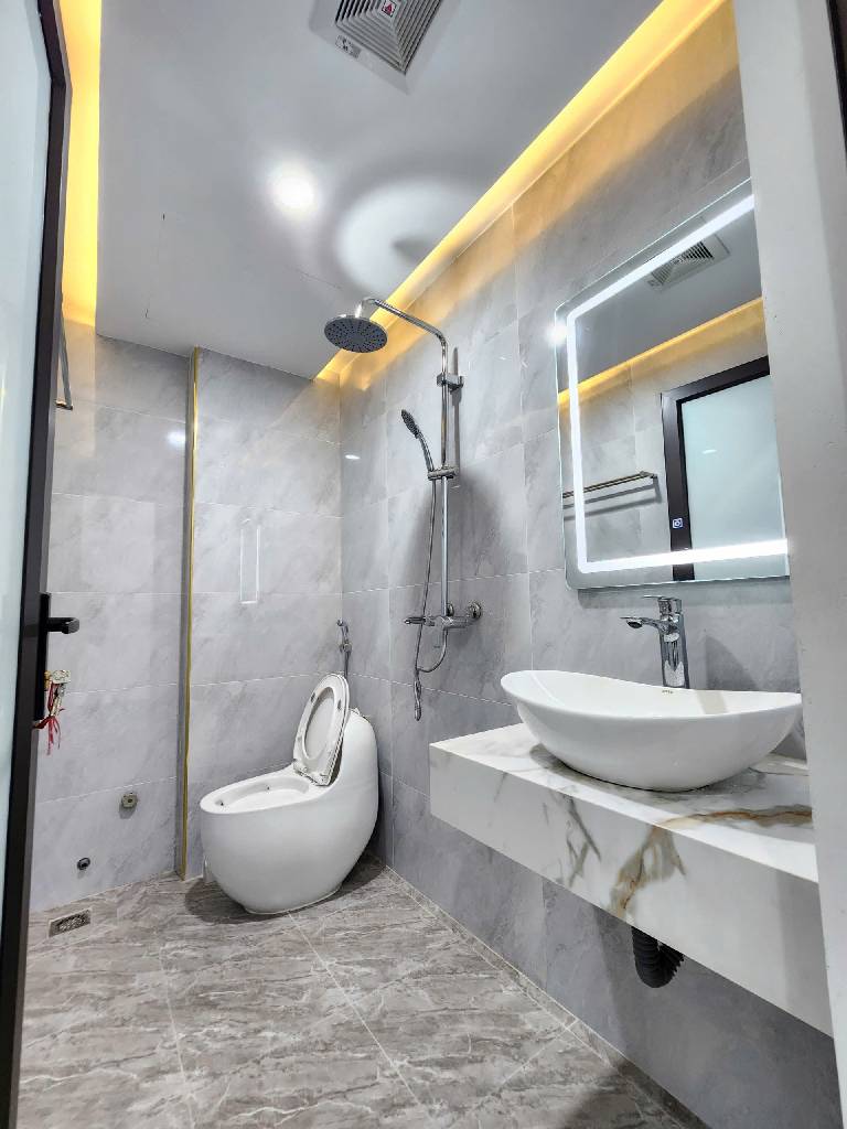 Bán nhà Hoàng Mai - diện tích 40m2 7 tầng - MẶT PHỐ - Ô TÔ TRÁNH - KINH DOANH - giá 19,3 tỷ