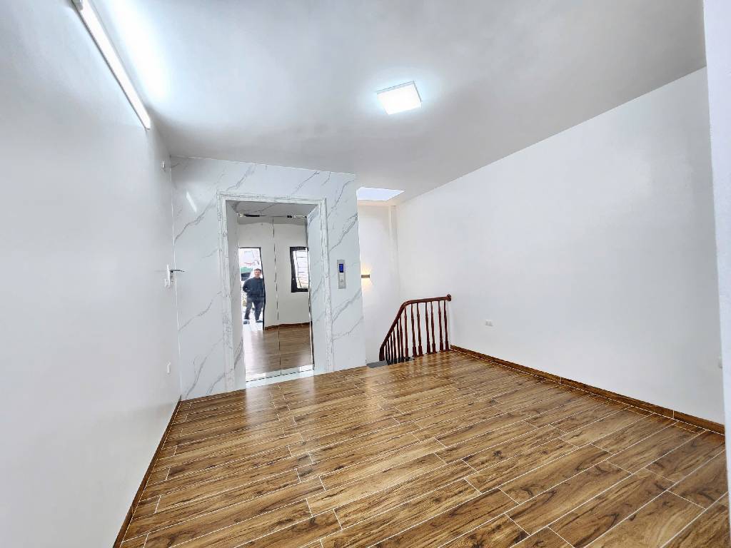 Bán nhà Hoàng Mai - diện tích 40m2 7 tầng - MẶT PHỐ - Ô TÔ TRÁNH - KINH DOANH - giá 19,3 tỷ