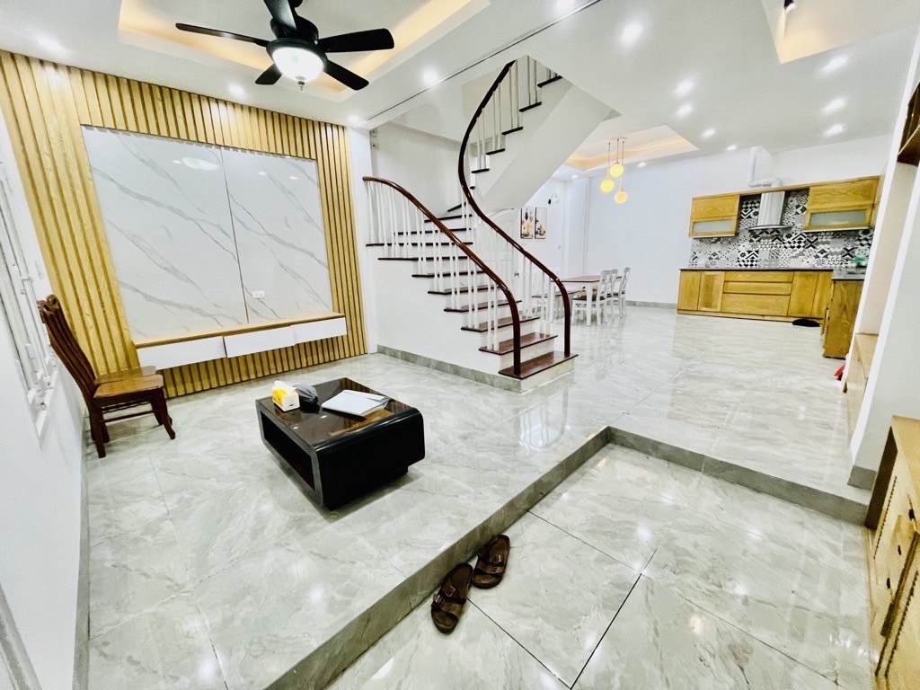 Bán nhà Hoàng Mai - diện tích 51m2 4 tầng - có ô chờ thang máy - giá 11,2 tỷ