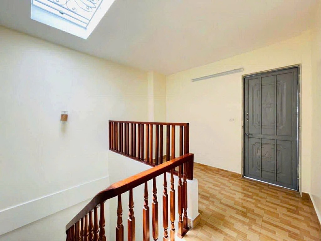 Bán nhà gốc đề - diện tích 42m2 5 tầng - Lô góc, ô tô sát nhà - giá 7,6 tỷ