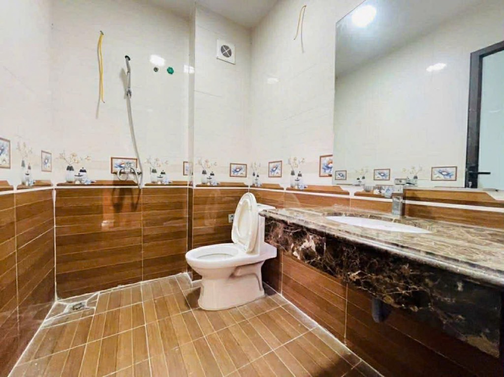 Bán nhà gốc đề - diện tích 42m2 5 tầng - Lô góc, ô tô sát nhà - giá 7,6 tỷ