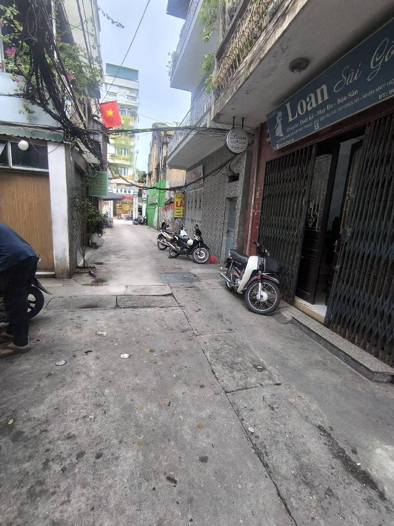 Bán nhà Ngõ Đình Đại - diện tích 16,5m2 3 tầng - ô tô đỗ cửa - giá 5,9 tỷ