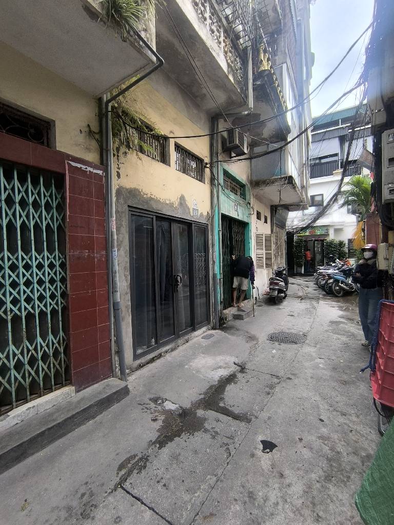 Bán nhà Ngõ Đình Đại - diện tích 16,5m2 3 tầng - ô tô đỗ cửa - giá 5,9 tỷ