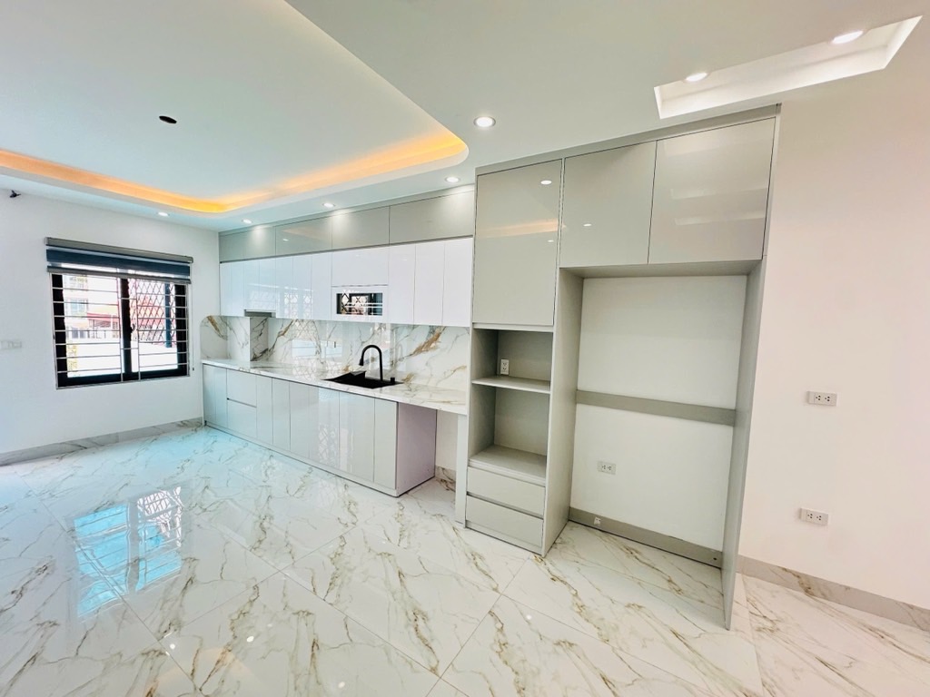 Bán nhà Kim Đồng - diện tích 54m2 7 tầng - Ô tô tránh - giá 23,6 tỷ