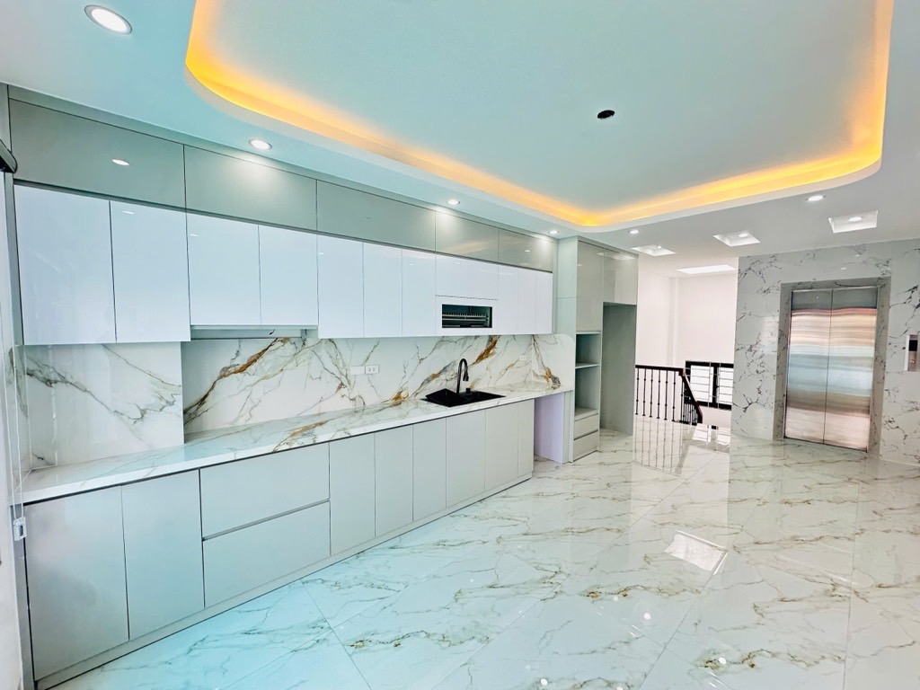 Bán nhà Kim Đồng - diện tích 54m2 7 tầng - Ô tô tránh - giá 23,6 tỷ