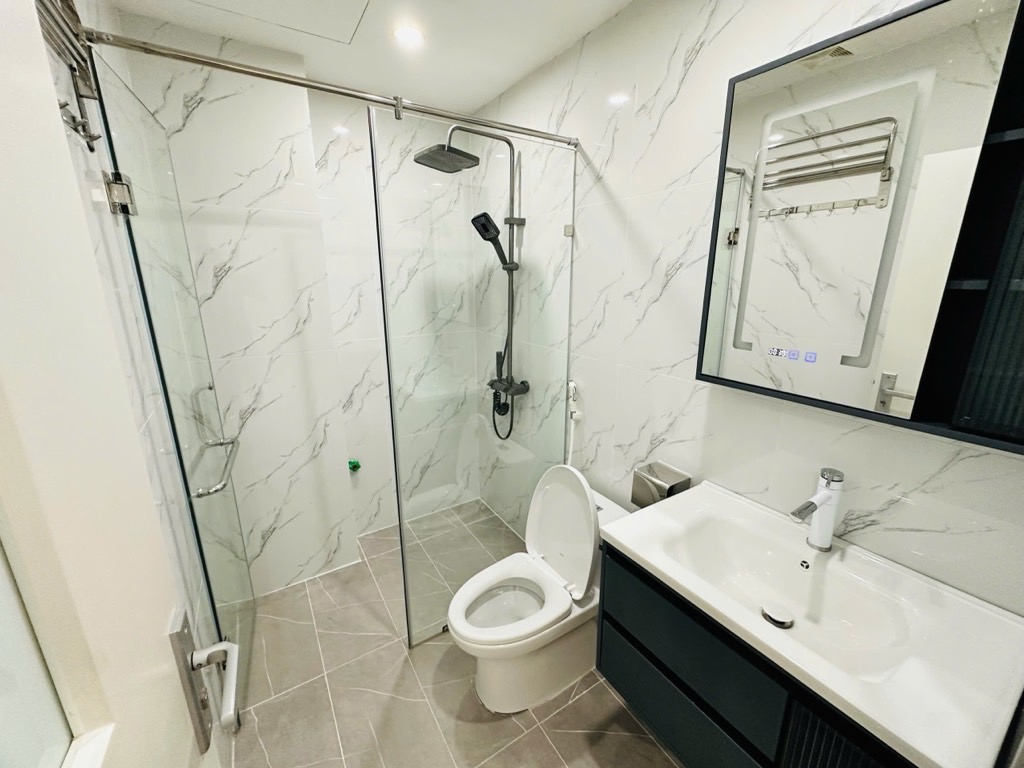 Bán nhà Kim Đồng - diện tích 54m2 7 tầng - Ô tô tránh - giá 23,6 tỷ