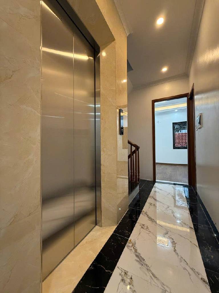 Bán nhà Nguyễn Khoái - diện tích 58m2 5 tầng - Mặt ngõ thông kinh doanh ô tô - giá 19,68 tỷ