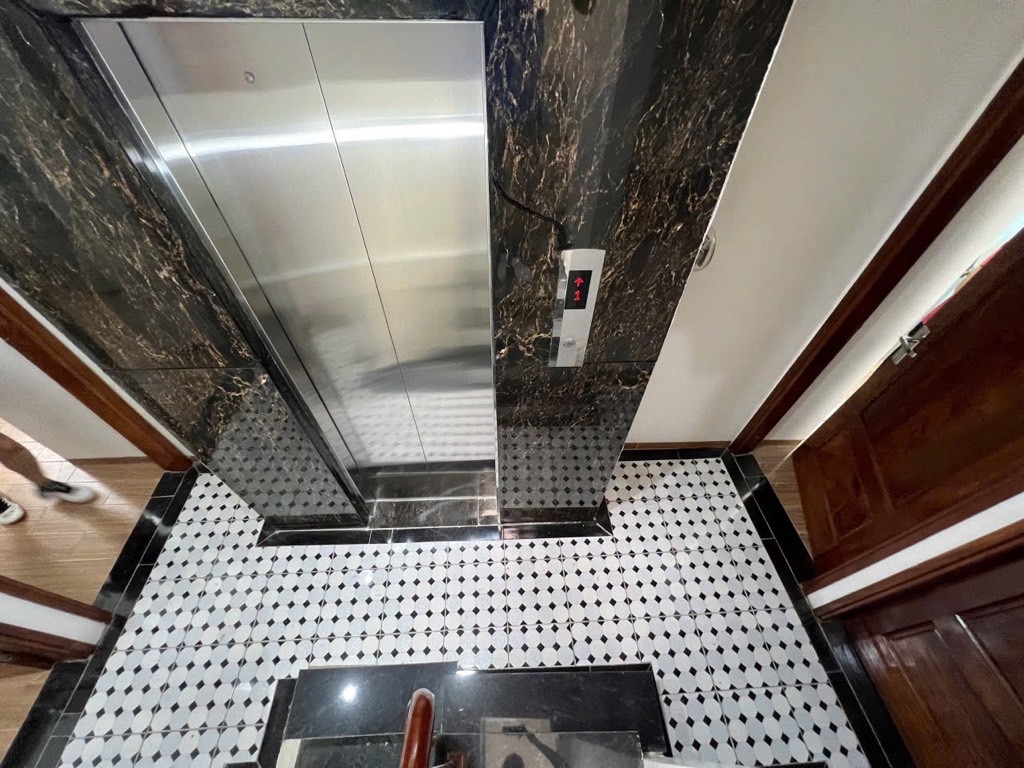 Bán nhà Trương Định - diện tích 57m2 7 tầng - Ngõ thông ô tô qua nhà - giá 17 tỷ