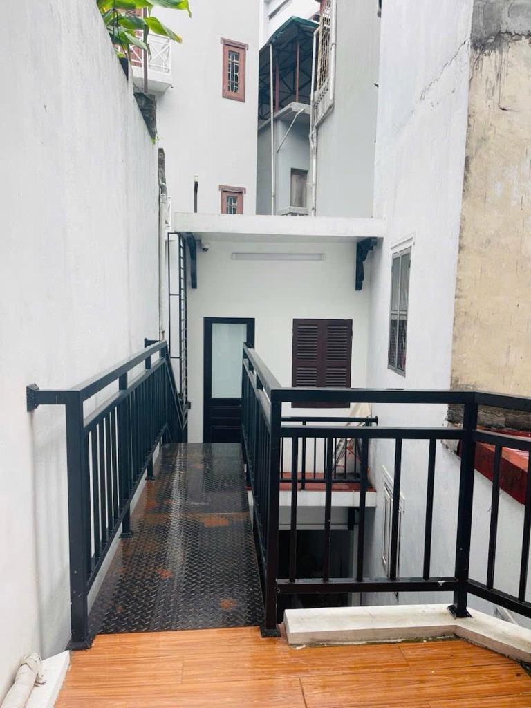 Bán nhà Ô Đồng Lầm - diện tích 71.2m2 4 tầng - Mặt ngõ trước và sau 1 nhà ra mặt hồ - giá 21 tỷ