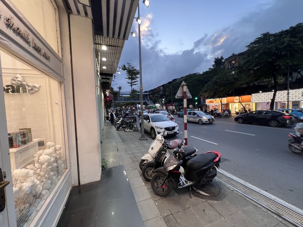 Bán nhà Phạm Ngọc Thạch - diện tích 28.4m2 2 tầng - Mặt phố kinh doanh sầm uất - giá 9,5 tỷ