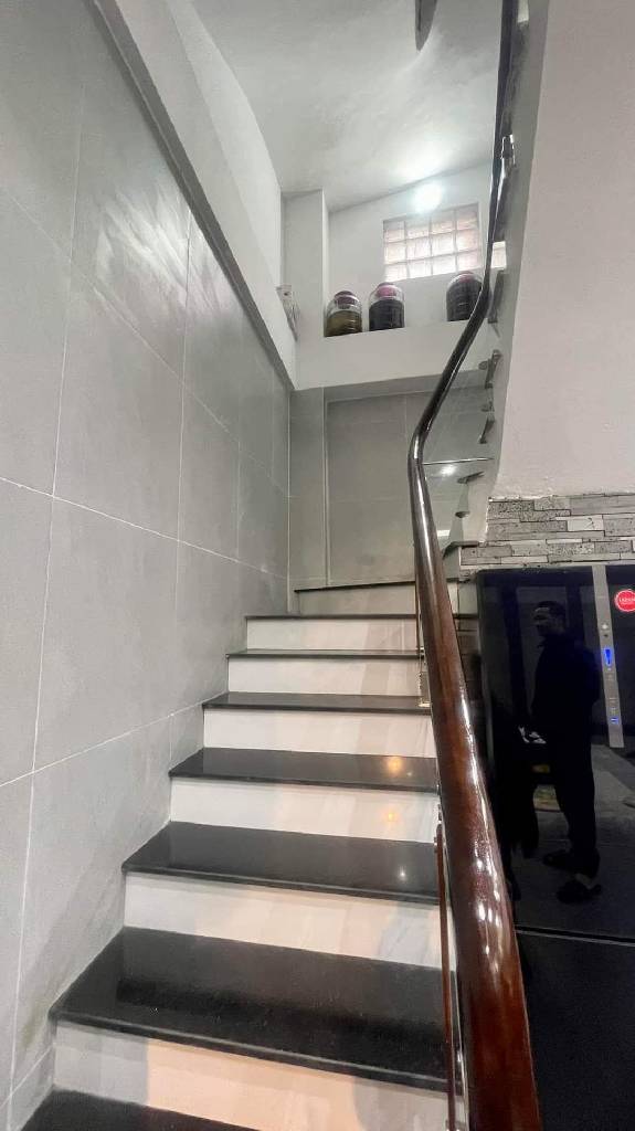 Bán nhà Tô Hoàng - diện tích 44m2 6 tầng - Lô góc 2 mặt tiền - giá 17,5 tỷ