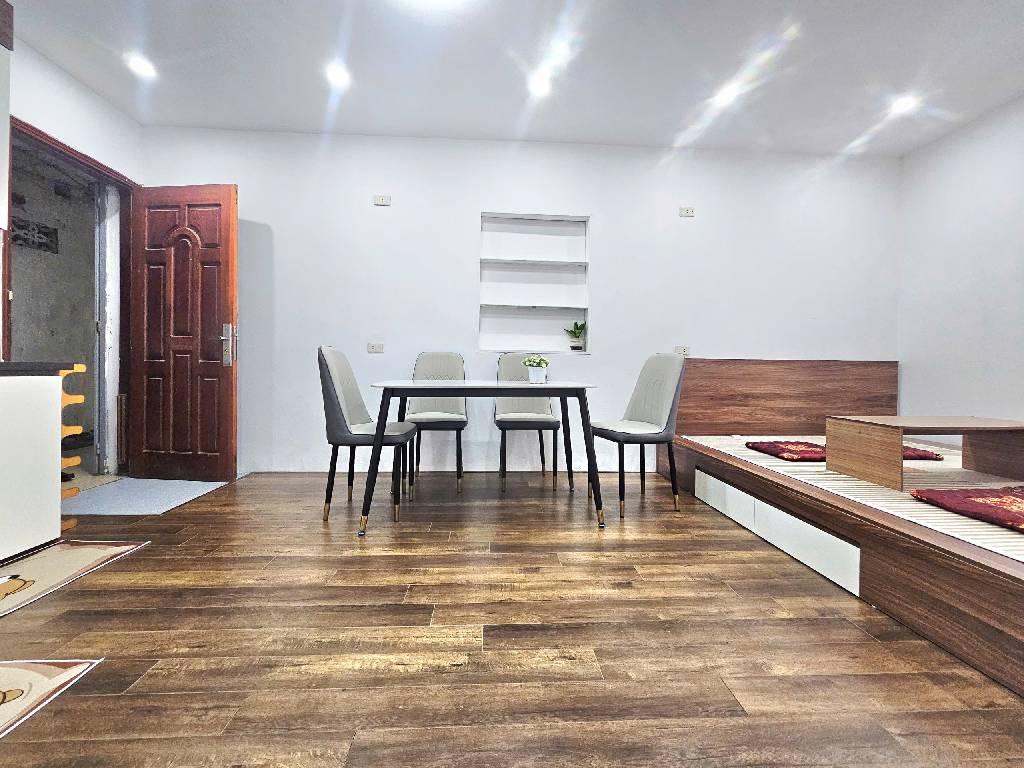 Alternative view of Bán Căn Hộ Tập Thể 8/3, Q. HBT: Tầng 3 – 45m2 – 2 Ngủ – Ô Tô Đỗ Chân Cầu Thang – Giá 3.05 Tỷ