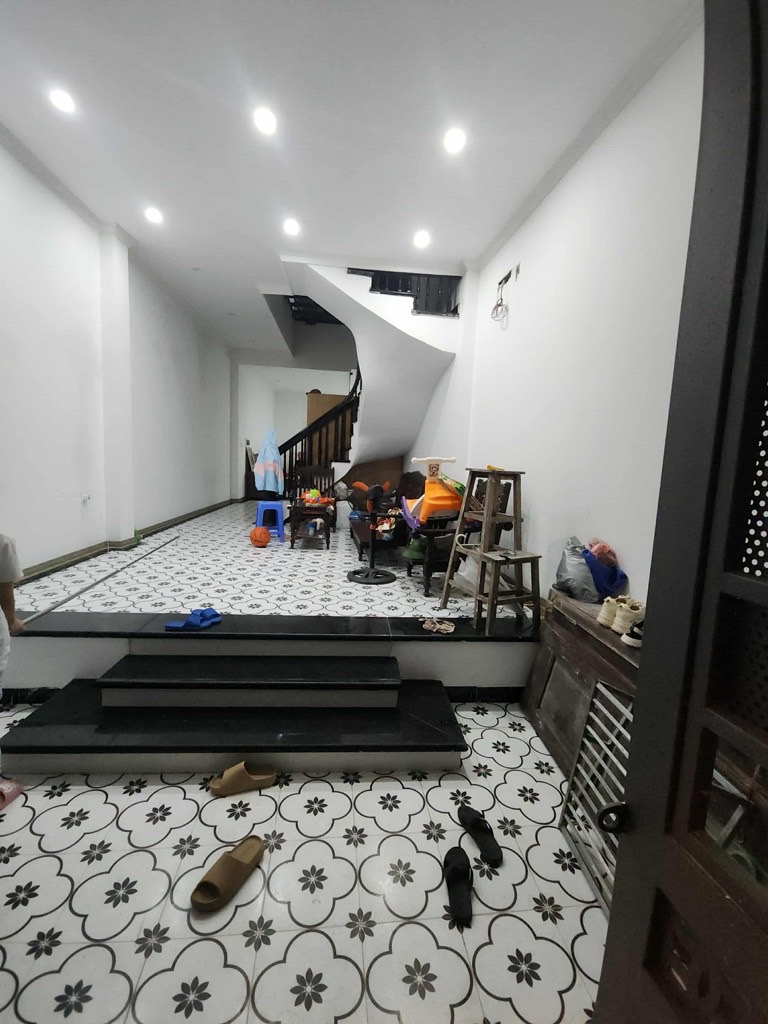 Bán nhà Định Công Thượng - diện tích 62m2 6 tầng - Ô TÔ 7 CHỖ QUA NHÀ - giá 15,9 tỷ