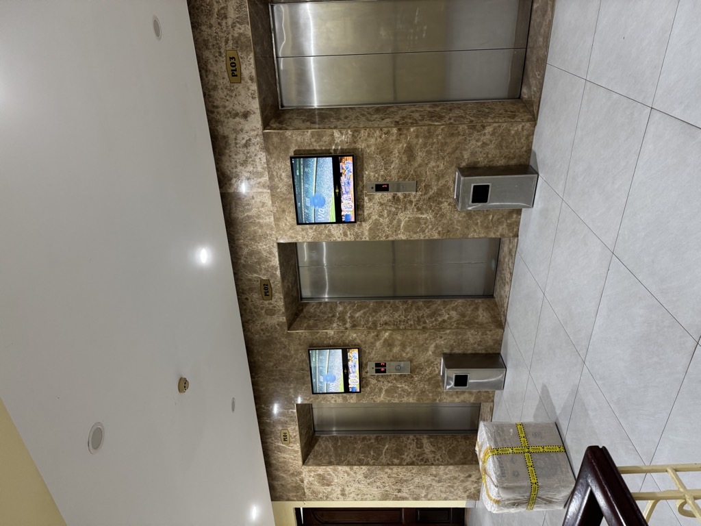 Bán nhà Hoàng Đạo Thúy - diện tích 151m2 8 tầng - Căn hộ chung cư 17T5 - giá 13,5 tỷ