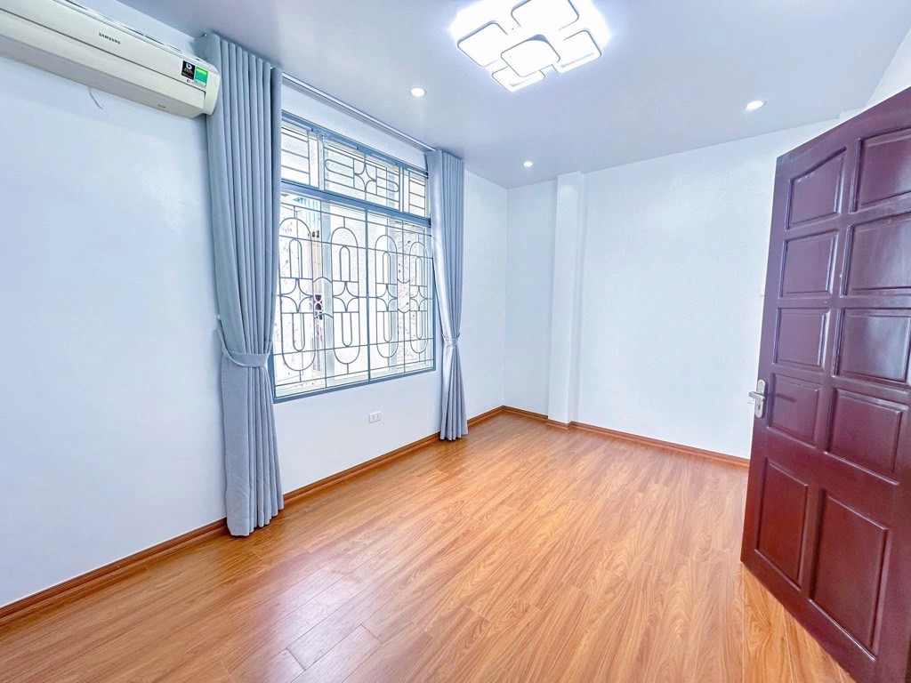 Bán nhà Hoàng Mai - diện tích 30m2 5 tầng - Nhà đẹp, mặt tiền rộng - giá 6,6 tỷ