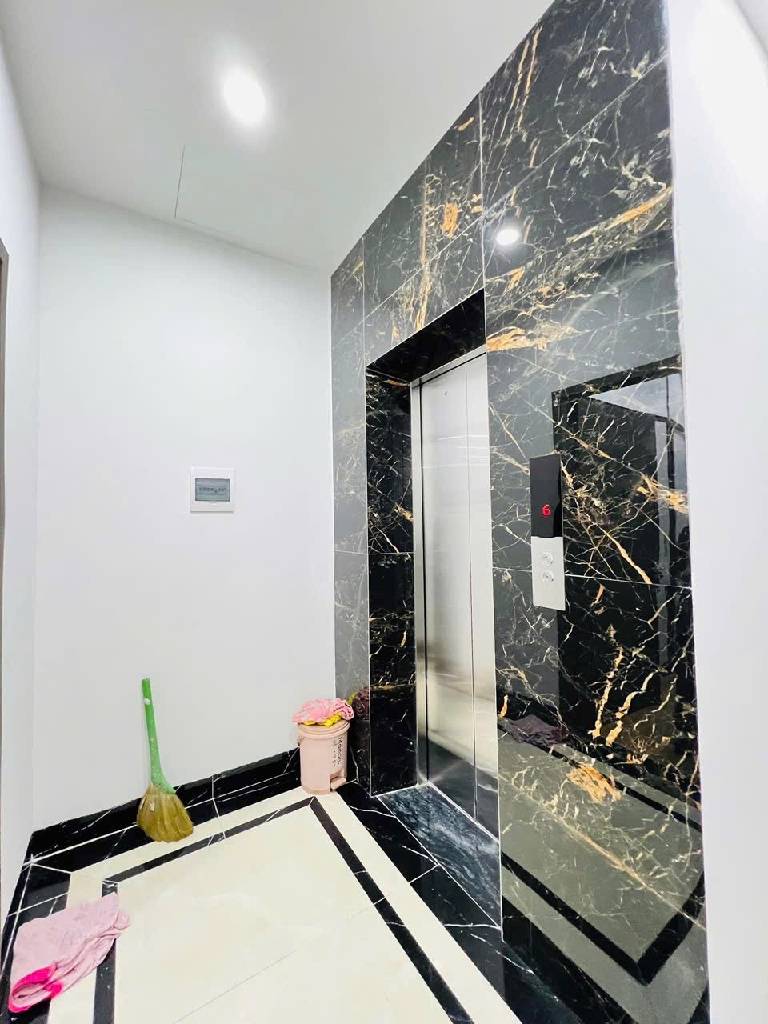 Bán nhà Bùi Xương Trạch - diện tích 40.3m2 6 tầng - ô tô tránh - giá 16 tỷ