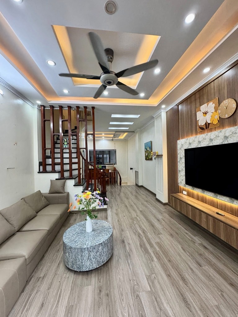 Bán nhà Hoàng Mai - diện tích 42m2 5 tầng - Ô TÔ 7 CHỖ VÀO NHÀ - giá 15,6 tỷ