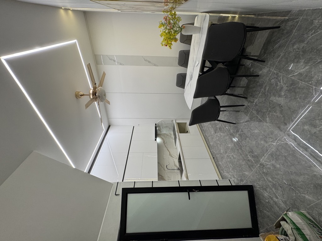 Bán nhà Hoàng Văn Thái - diện tích 42m2 5 tầng - Ô tô vào nhà - giá 14,5 tỷ