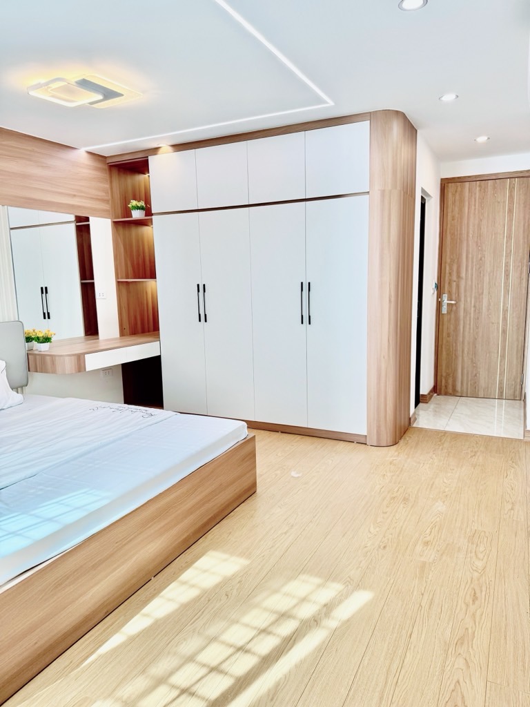 Bán nhà Hoàng Văn Thái - diện tích 42m2 5 tầng - Ô tô vào nhà - giá 14,5 tỷ