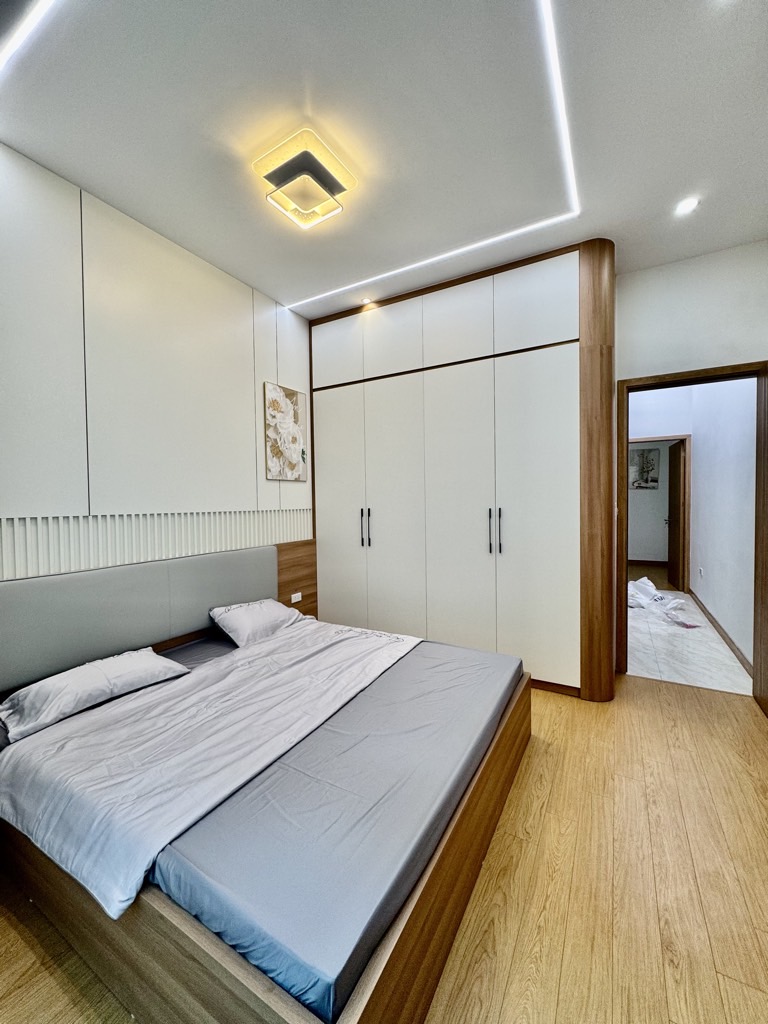 Bán nhà Hoàng Văn Thái - diện tích 42m2 5 tầng - Ô tô vào nhà - giá 14,5 tỷ