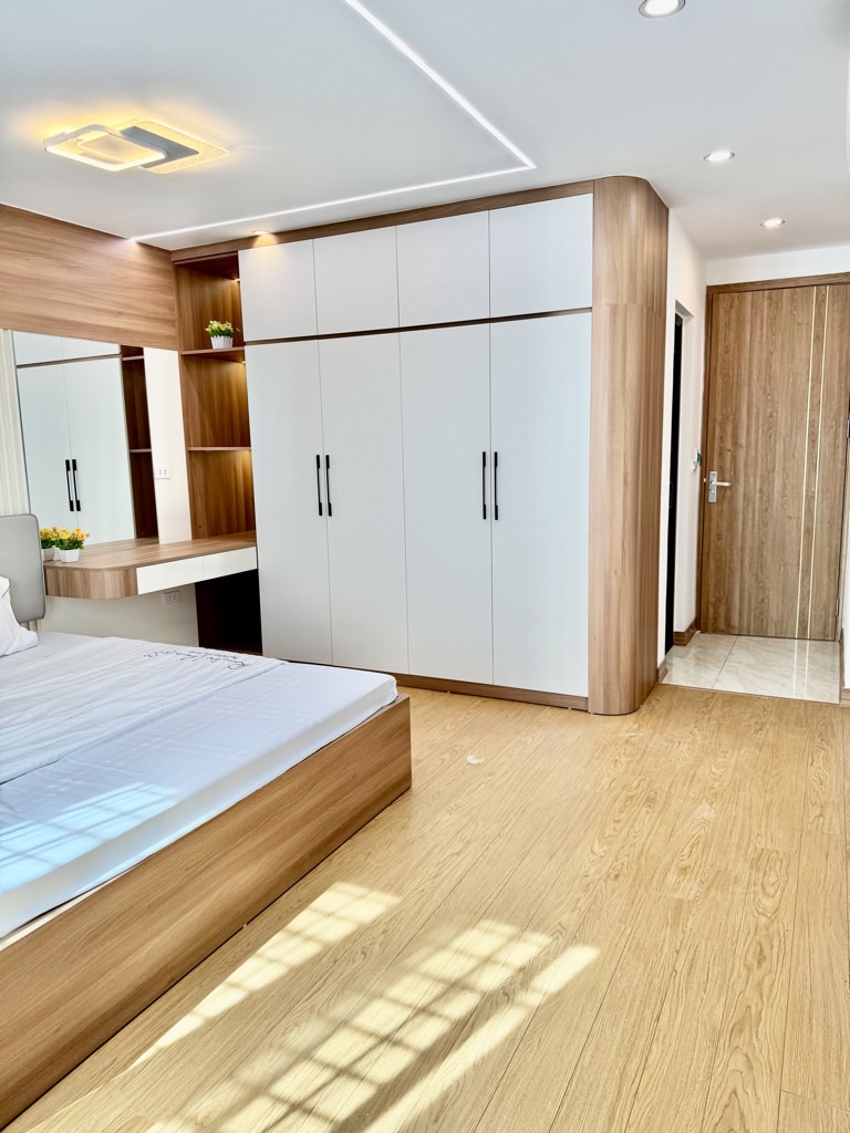 Bán nhà Hoàng Văn Thái - diện tích 42m2 5 tầng - Ô tô vào nhà - giá 14,5 tỷ