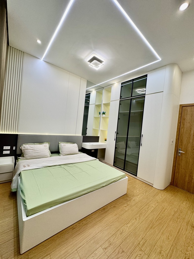 Bán nhà Hoàng Văn Thái - diện tích 42m2 5 tầng - Ô tô vào nhà - giá 14,5 tỷ