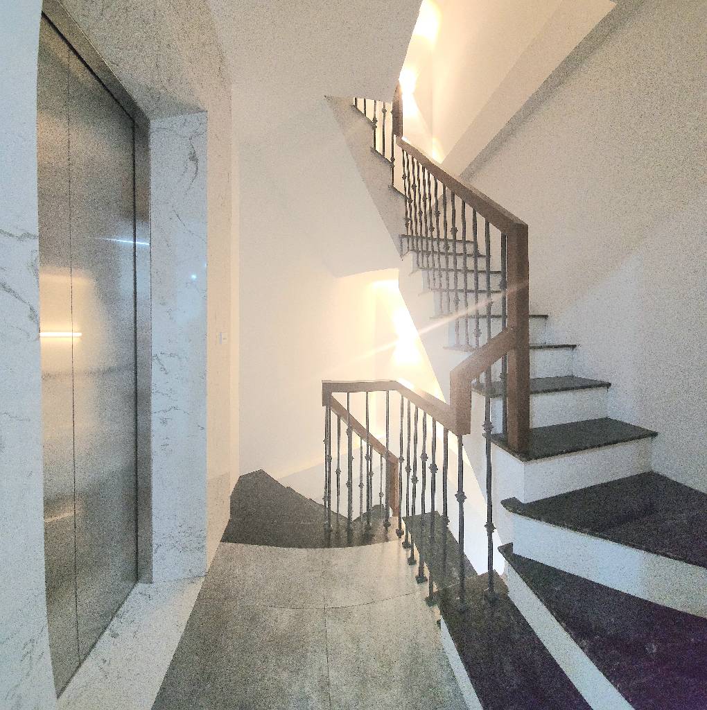 Bán nhà Võ Thị Sáu - diện tích 40m2 5 tầng - Nhà đẹp mới kính kong, thang máy - giá 12,6 tỷ