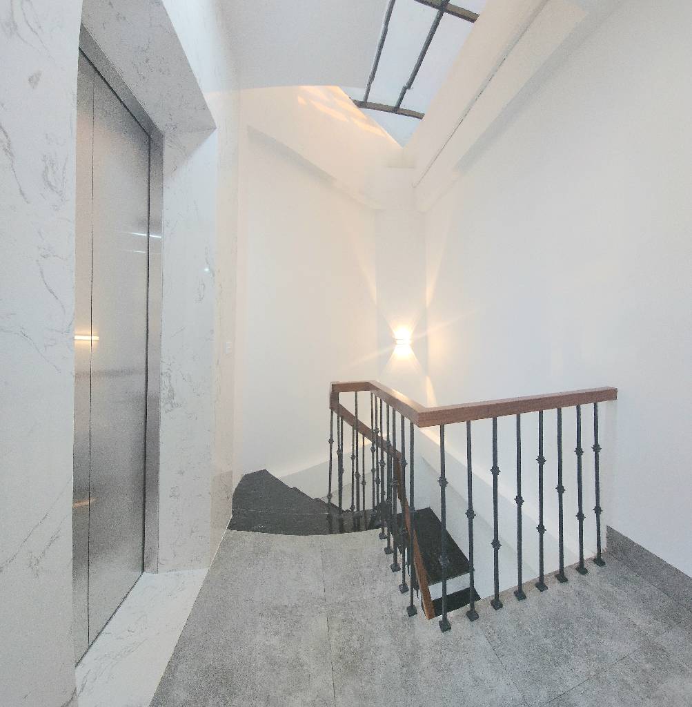 Bán nhà Võ Thị Sáu - diện tích 40m2 5 tầng - Nhà đẹp mới kính kong, thang máy - giá 12,6 tỷ